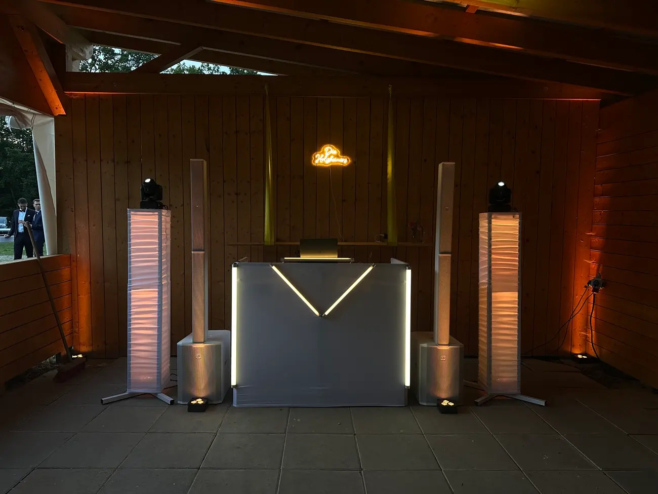DJ-Pult mit warmem Ambientelicht in einer Holz-Location