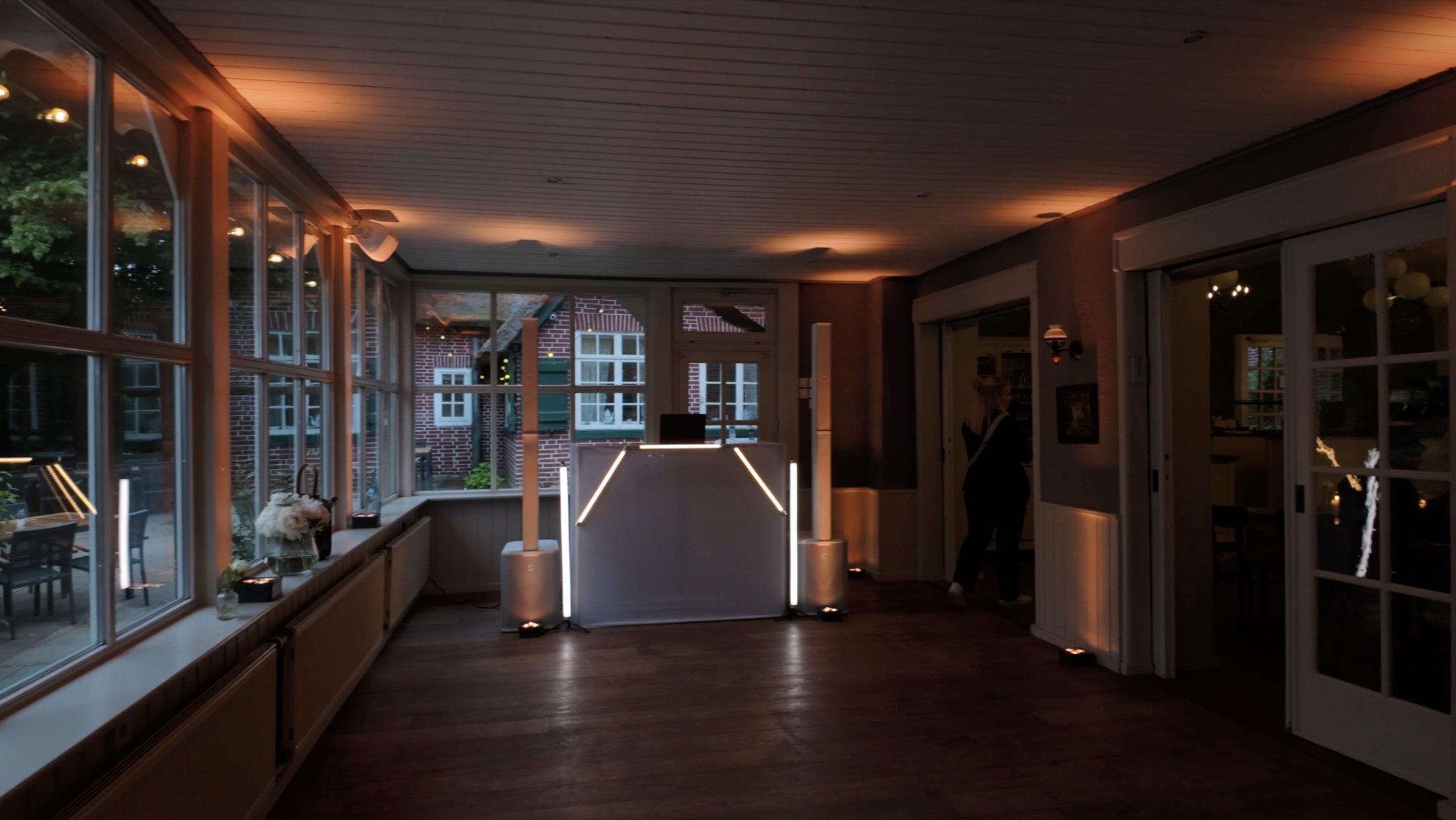 DJ Bruma Setup mit warmem Eventlicht