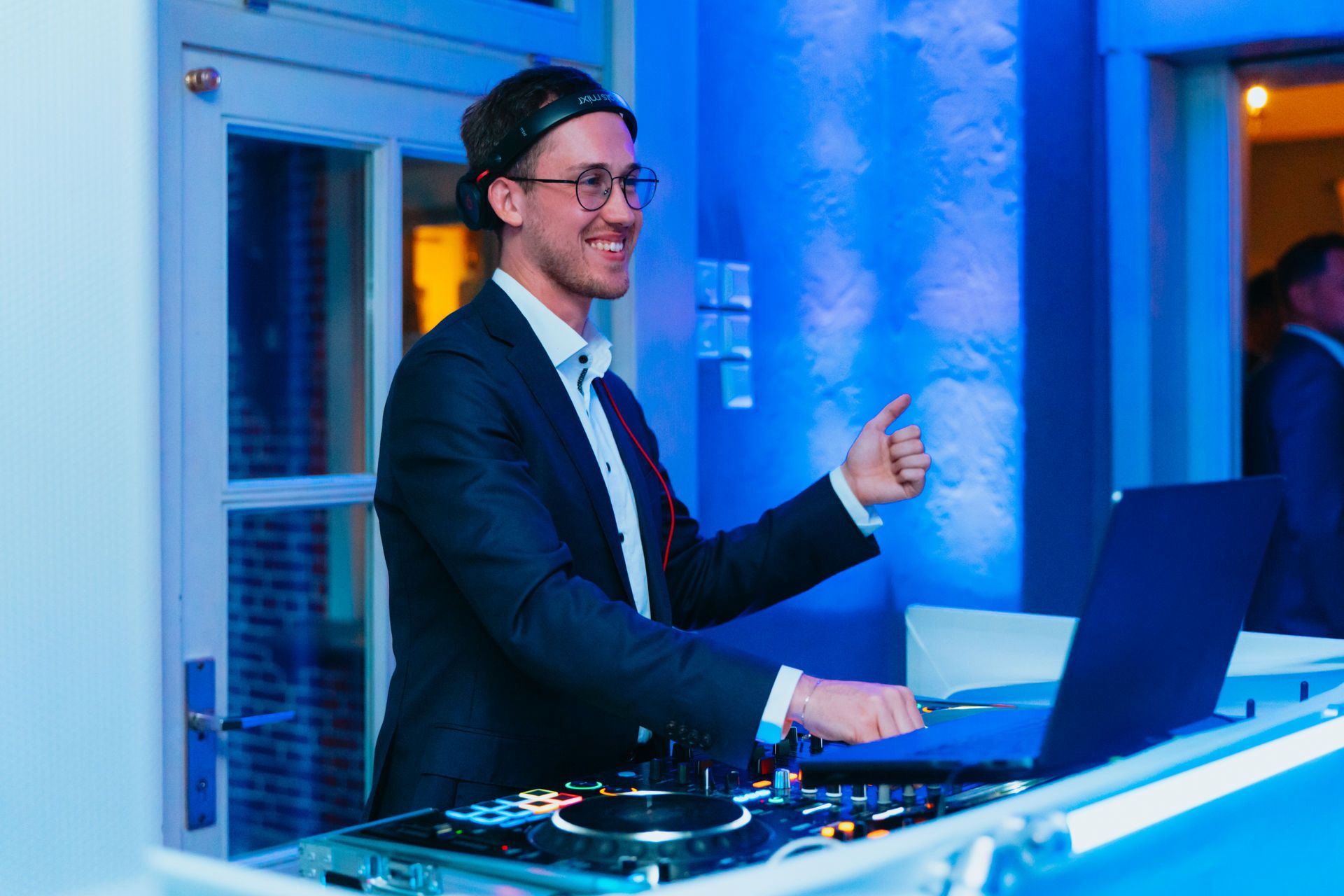 DJ Bruma in Aktion am Pult